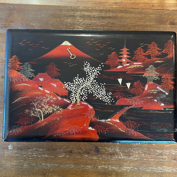 Black lacquer | made in Japan musical jewelry box with key - Picture 3 of 9